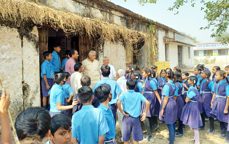 पोटिया के छात्रों ने विधायक को दिखाई स्कूल की दुर्दशा पोटिया के छात्रों ने विधायक को दिखाई स्कूल की दुर्दशा