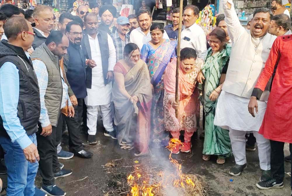 कांग्रेस ने फूंका नेता प्रतिपक्ष का पुतला