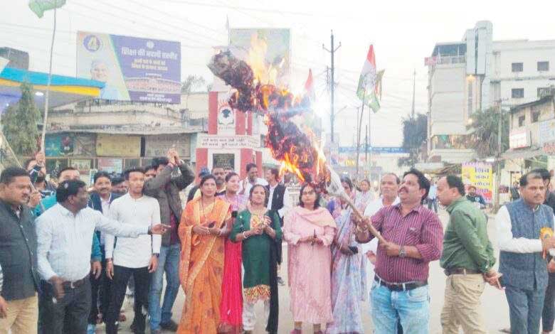 कांग्रेसियों ने बेटी बचाओ-बेटी पढ़ाओ चौक पर नेता प्रतिपक्ष का पुतला दहन कर जताया विरोध