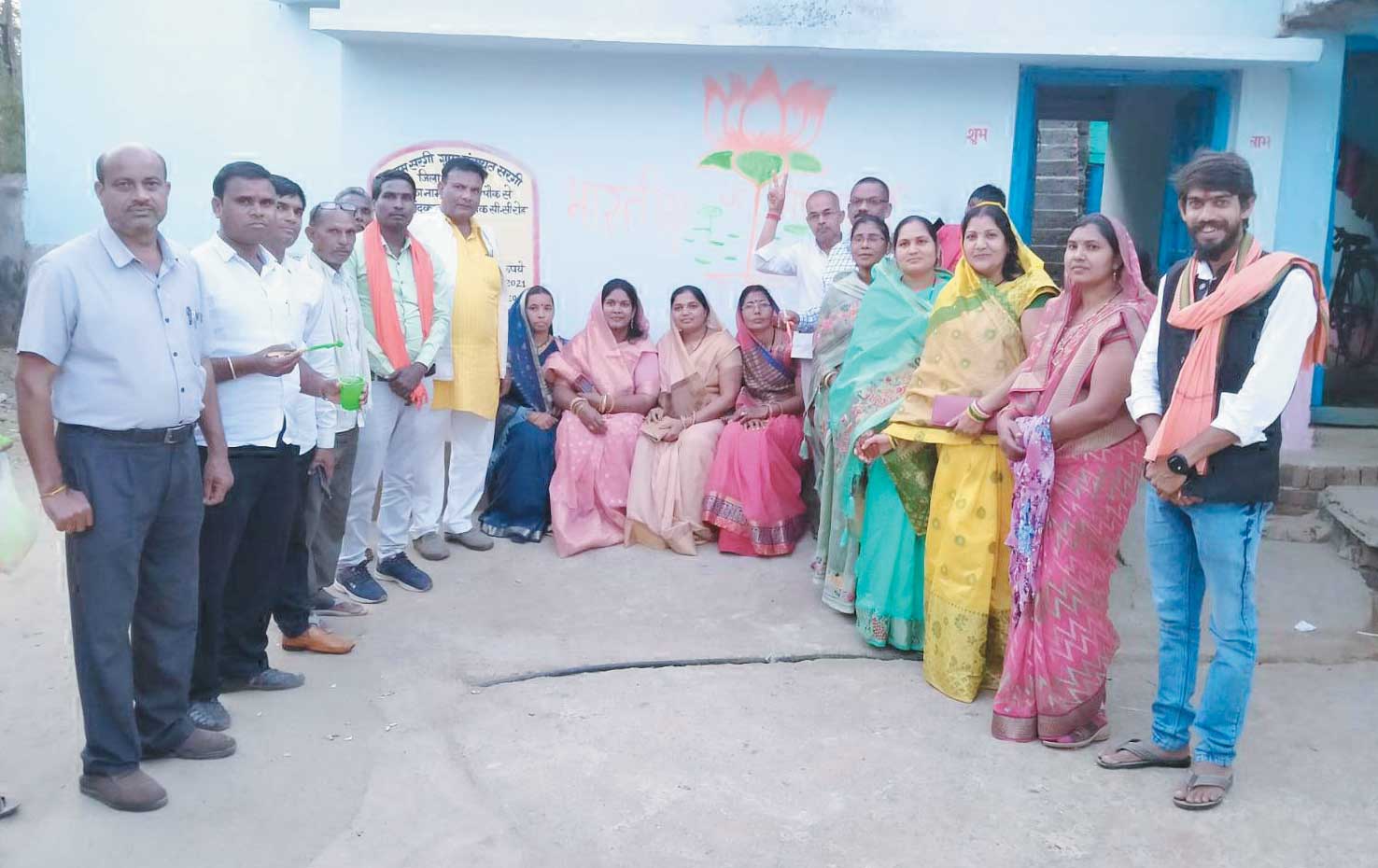 वॉल पेंटिंग के माध्यम से कमल निशान बनाने का अभियान शुरू