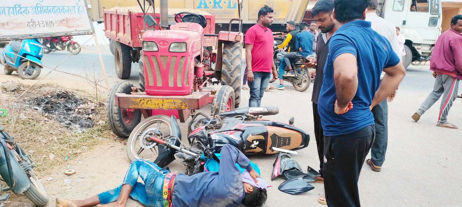 ट्रैक्टर-बाइक की जोरदार भिड़ंत, 3 घायल ट्रैक्टर-बाइक की जोरदार भिड़ंत, 3 घायल