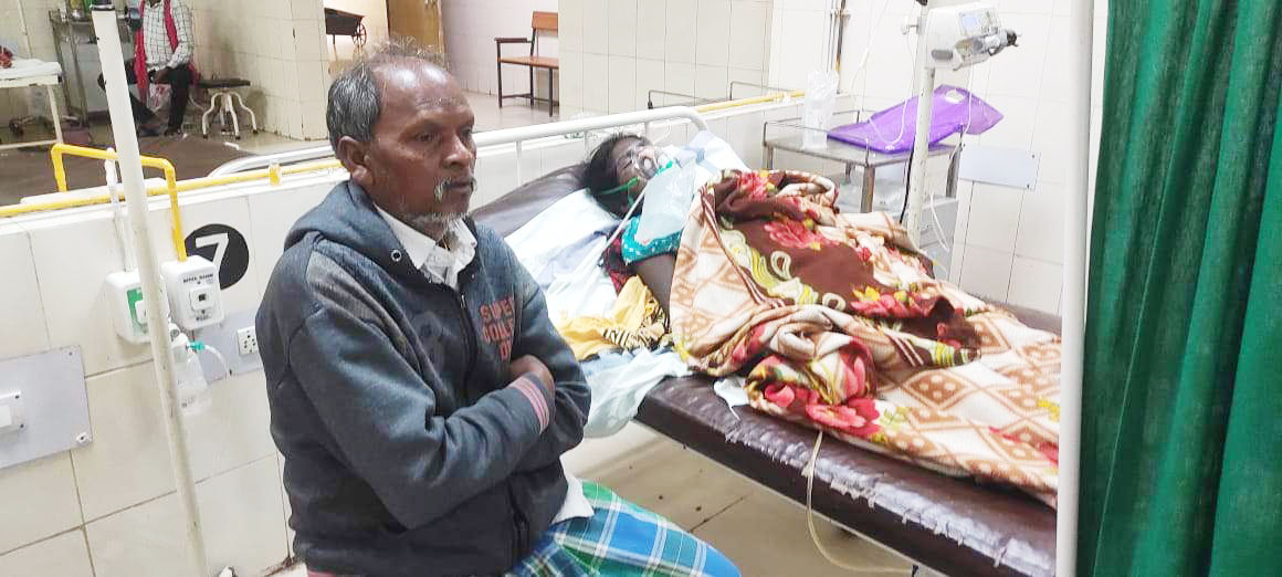 एक ओर डॉक्टर अपनी मांगों को लेकर अड़े, एक पिता कर रहा फरियाद जल्द ठीक हो बेटी 