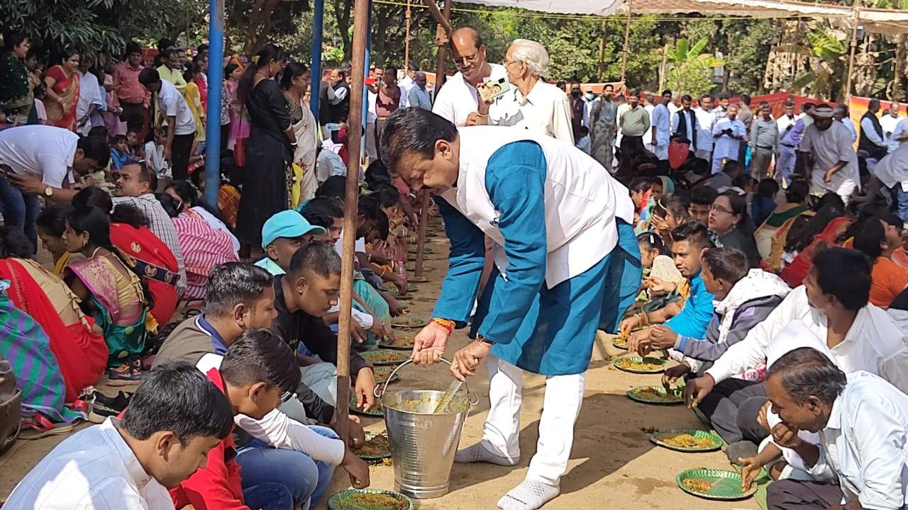 सेवा में ही लक्ष्मी है, ठाकुर अनुकूल देव जी की यह सीख सेवा की प्रेरणा देता है-रेखचंद