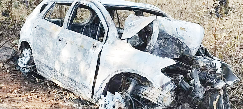 कार पेड़ से टकराई,  शिक्षक और वाहन खाक