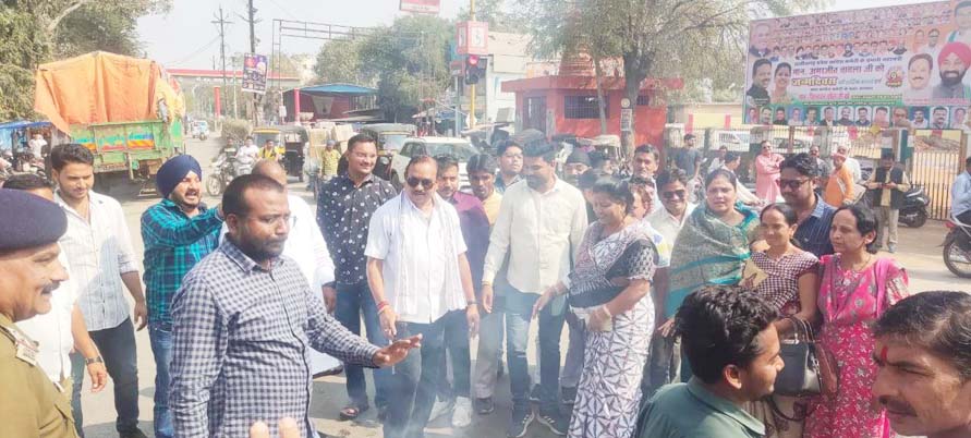 पुत्र के खिलाफ रेप मामले में अपराध दर्ज होते ही महासमुंद में नेता प्रतिपक्ष चंदेल का पुतला दहन पुत्र के खिलाफ रेप मामले में अपराध दर्ज होते ही महासमुंद में नेता प्रतिपक्ष चंदेल का पुतला दहन