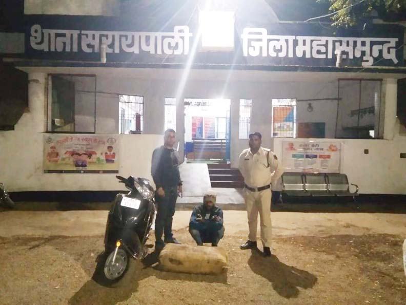 3 आरोपियों से 3 सौ लीटर महुआ शराब बरामद, आरोपी हिरासत में 3 आरोपियों से 3 सौ लीटर महुआ शराब बरामद, आरोपी हिरासत में
