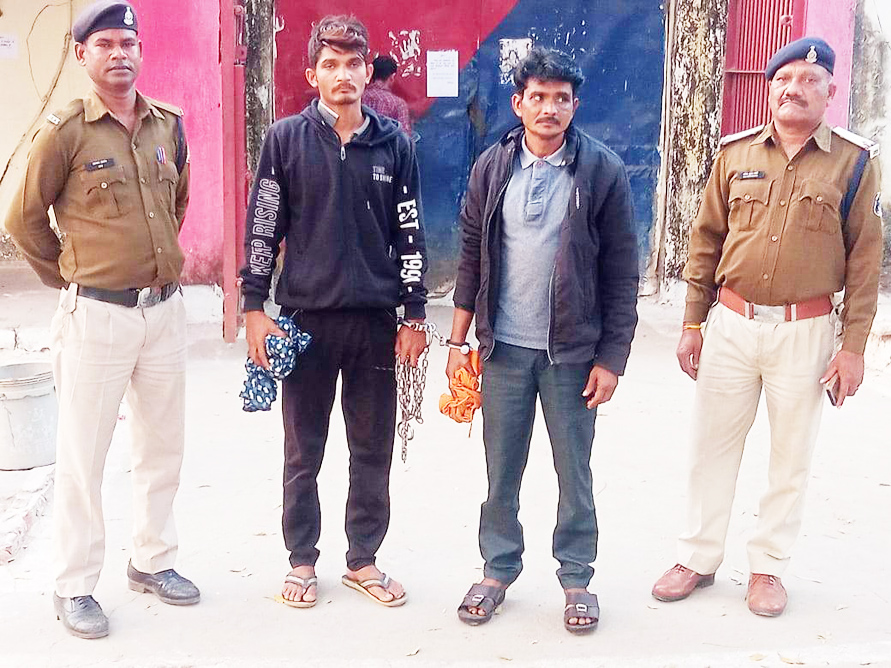 4 पेटी शराब के साथ 2 गिरफ्तार 4 पेटी शराब के साथ 2 गिरफ्तार