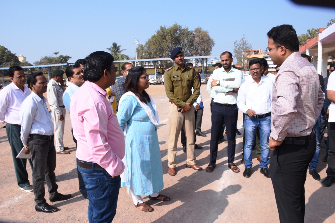 कलेक्टर ने लिया मुख्य समारोह स्थल पर तैयारियों का जायजा