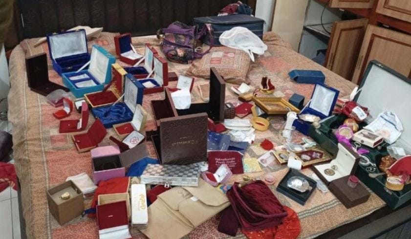 सूने घर से लाखों के जेवर पार सूने घर से लाखों के जेवर पार