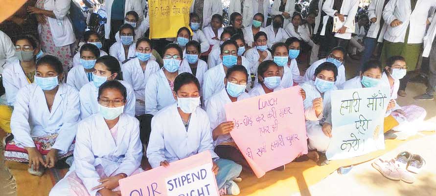 हड़ताली जूनियर डॉक्टरों का समर्थन करने पहुंचे पूर्व शिक्षा मंत्री केदार