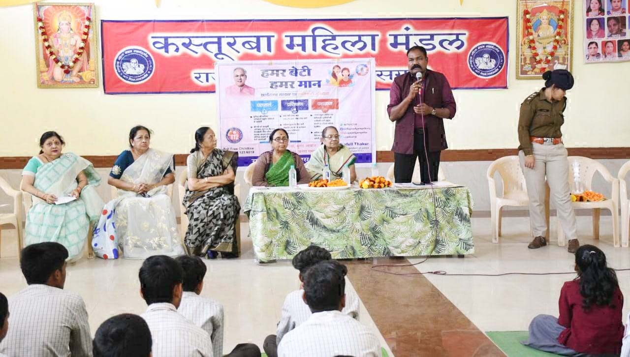 एसपी स्कूली बच्चों को सायबर अपराध के दुष्प्रभाव से करा रहे अवगत एसपी स्कूली बच्चों को सायबर अपराध के दुष्प्रभाव से करा रहे अवगत