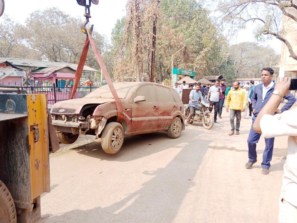 निगम ने रविशंकर स्टेडियम परिसर के आसपास से कबाड़ गाडिय़ों को हटाया निगम ने रविशंकर स्टेडियम परिसर के आसपास से कबाड़ गाडिय़ों को हटाया
