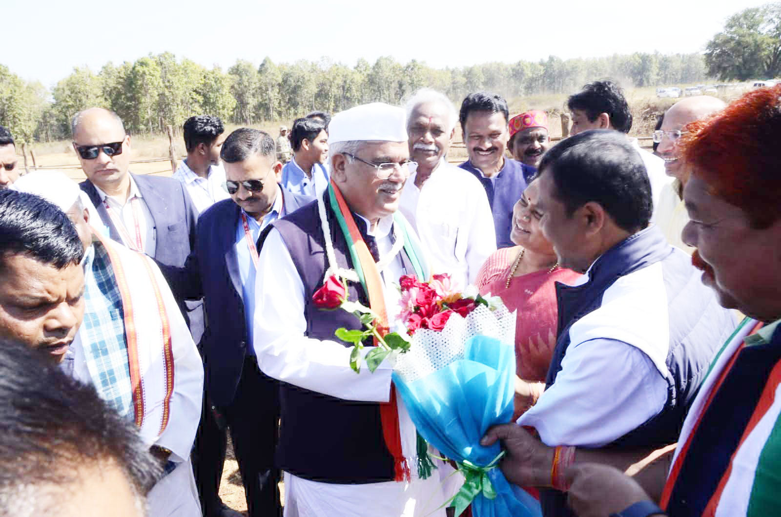 सीएम का गिरोला हेलीपैड पर आत्मीय स्वागत