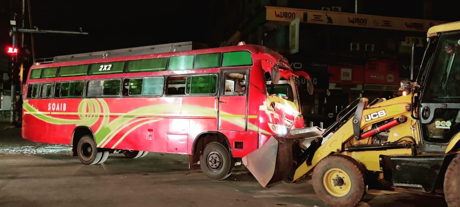आधी रात जयस्तंभ चौक पर बस ने खंभे तोड़े,आटो को ठोका