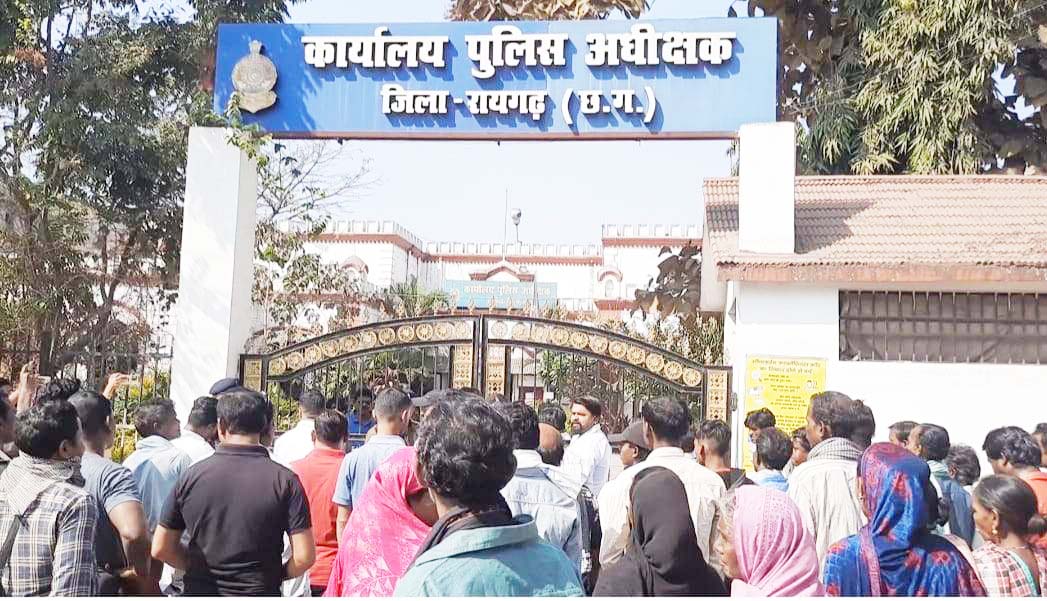 श्मशान भूमि पर कब्जा करने कब्र तोडऩे वाले बिल्डर को गिरफ्तार करने की मांग