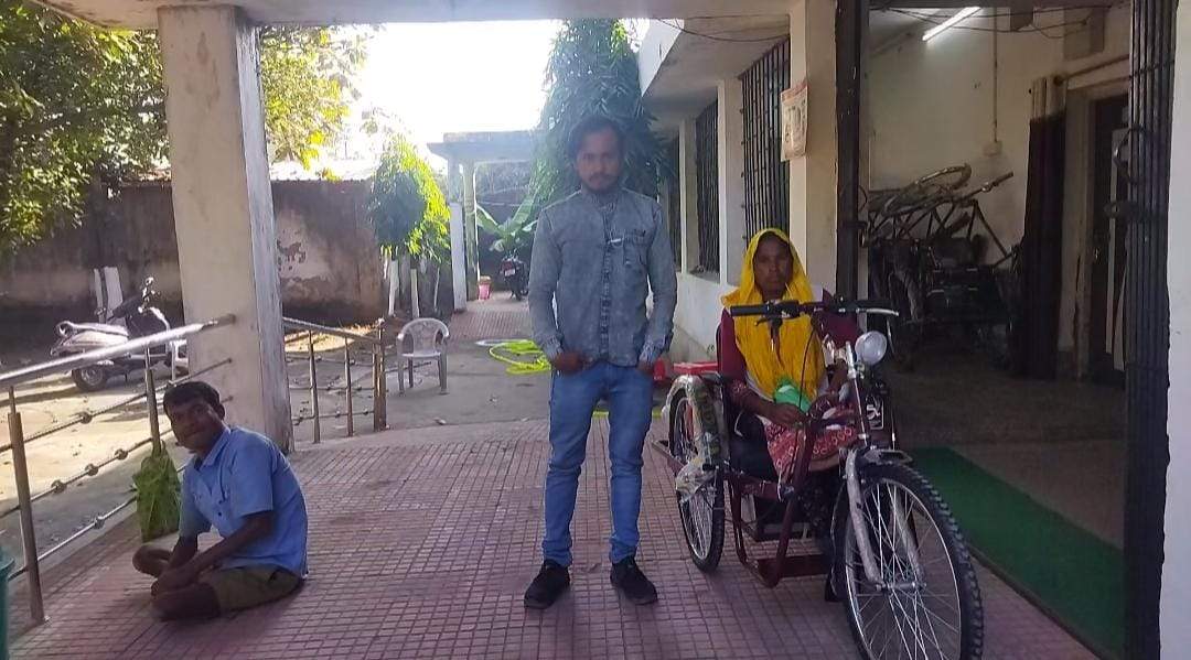 दिव्यांग महिला को मिली ट्राई साइकिल, चेहरे में आई खुशी दिव्यांग महिला को मिली ट्राई साइकिल, चेहरे में आई खुशी