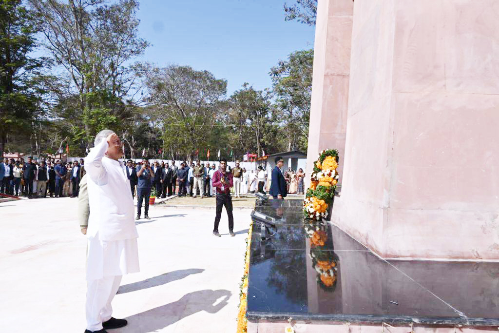 सीएम ने अमर वाटिका का किया लोकार्पण, शहीद जवानों को दी श्रद्धांजलि