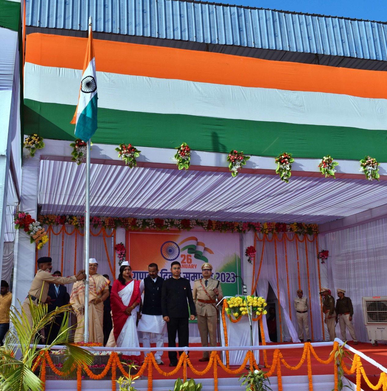 अनिला ने ध्वज फहराकर परेड की ली सलामी