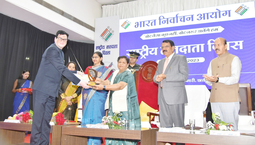 राज्यपाल ने वर्मा को किया सम्मानित राज्यपाल ने वर्मा को किया सम्मानित