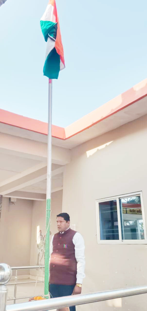 गोजी सरपंच ने पंचायत भवन में लहराया तिरंगा  