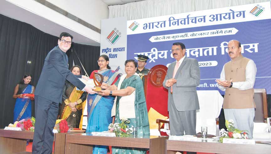 राज्यपाल ने वर्मा को किया सम्मानित राज्यपाल ने वर्मा को किया सम्मानित