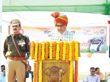 डीआरएम कुमार ने ध्वजारोहण तो मेघा ने कबूतर छोड़े डीआरएम कुमार ने ध्वजारोहण तो मेघा ने कबूतर छोड़े