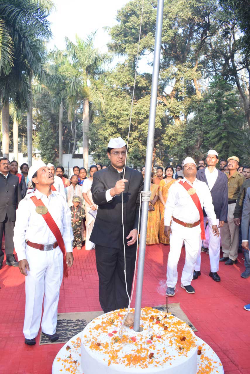 कलेक्टोरेट कार्यालय में कलेक्टर ने किया ध्वजारोहण