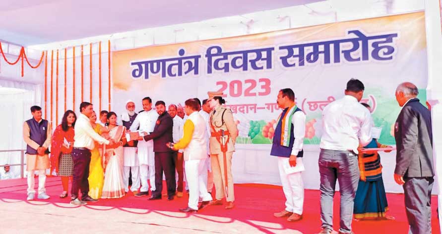 साल्हेवारा टीआई यादव  वीरता पदक से सम्मानित