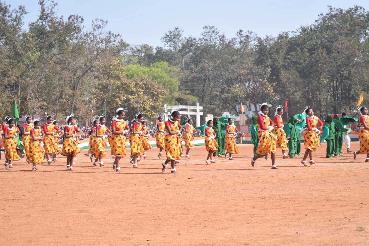 विधायक विनय भगत ने ध्वजारोहण कर परेड की सलामी ली
