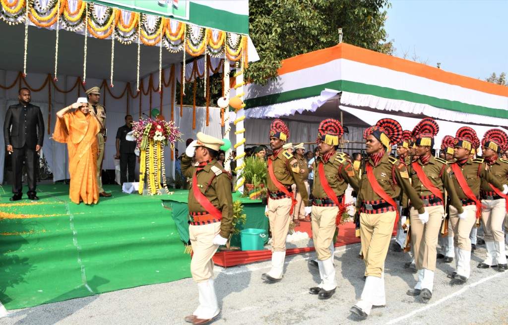 संसदीय सचिव डॉ. रश्मि ने ध्वजारोहण कर ली परेड की सलामी