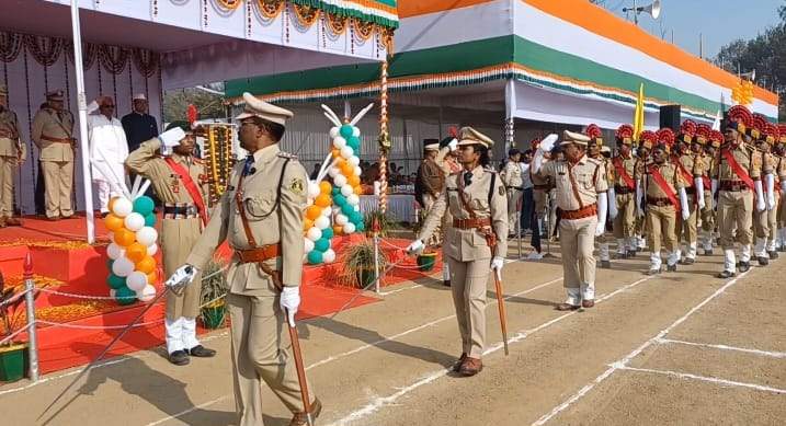 संसदीय सचिव पारसनाथ ने किया ध्वजारोहण