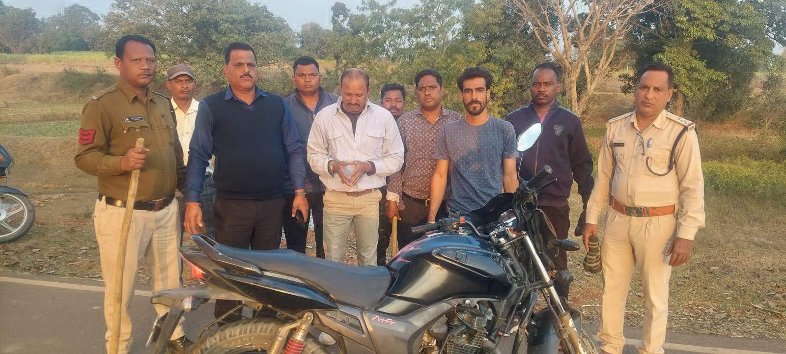 पेट्रोल पंप में लूट, एमपी के 2 बंदी