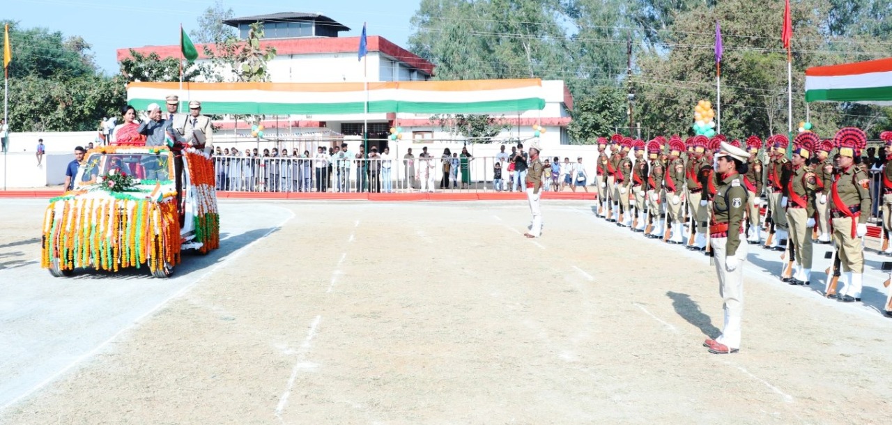 शिशुपाल ने ध्वजारोहण कर ली परेड की सलामी शिशुपाल ने ध्वजारोहण कर ली परेड की सलामी
