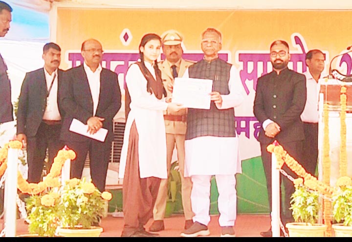 गणतंत्र दिवस पर पिथौरा की दो बाल वैज्ञानिक छात्राएं सम्मानित गणतंत्र दिवस पर पिथौरा की दो बाल वैज्ञानिक छात्राएं सम्मानित