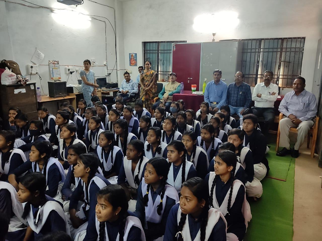 एकलव्य स्कूल में महासमुंद पुलिस की कार्यशाला, रैली निकाली