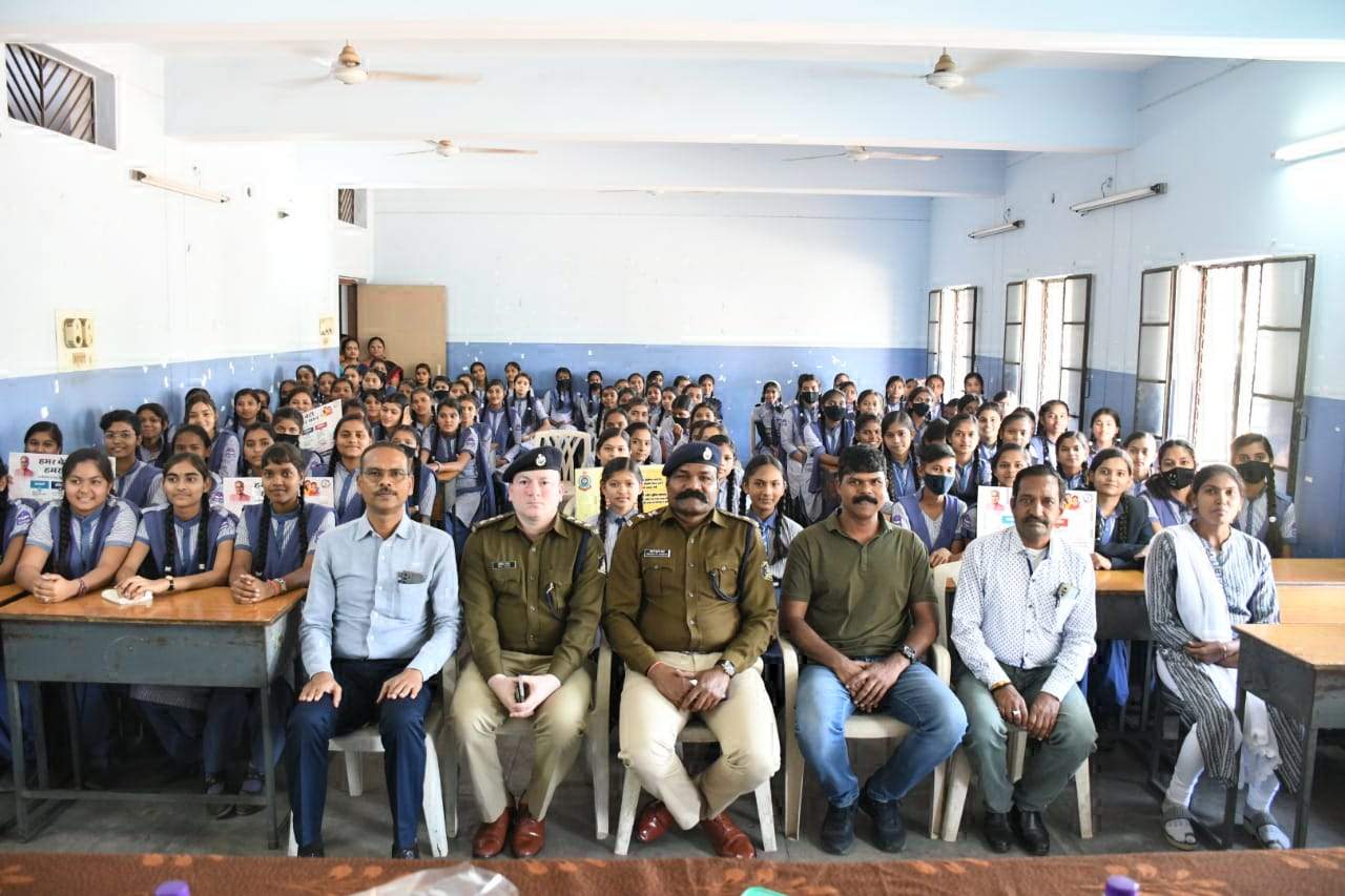 वेसलियन हिन्दी मीडियम स्कूल में हमर बेटी हमर मान कार्यक्रम में एसपी ने दिए टिप्स