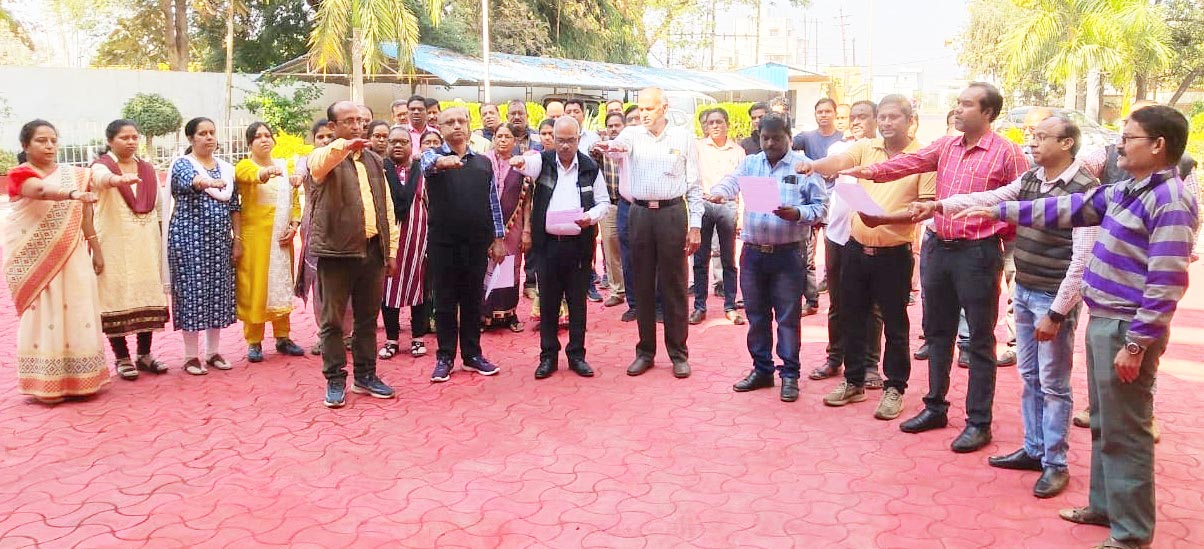 कंपनी के अधिकारी-कर्मचारियों ने ली शपथ कंपनी के अधिकारी-कर्मचारियों ने ली शपथ