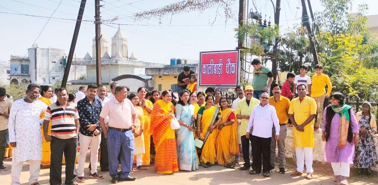 बसंत पंचमी पूजा अवसर पर समाज के लोगों की उपस्थिति में नामकरण बसंत पंचमी पूजा अवसर पर समाज के लोगों की उपस्थिति में नामकरण