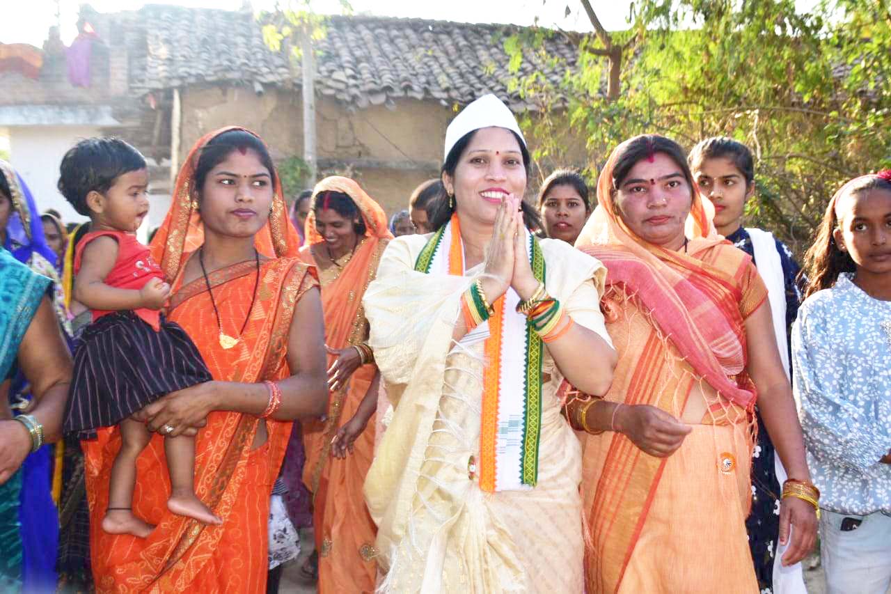 हाथ से हाथ जोड़ो पदयात्रा शुरू कांग्रेस का हाथ मजबूत करने व विधायक के लिए आशीर्वाद मांगा हाथ से हाथ जोड़ो पदयात्रा शुरू कांग्रेस का हाथ मजबूत करने व विधायक के लिए आशीर्वाद मांगा