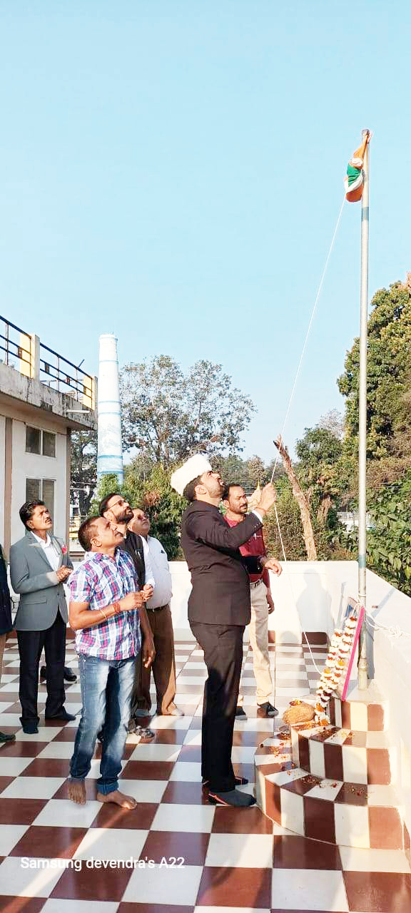 मोहारा फिल्टर प्लांट में ध्वजारोहण मोहारा फिल्टर प्लांट में ध्वजारोहण