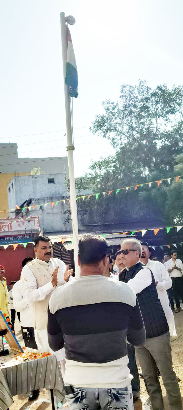 गंज चौक में ध्वजारोहण गंज चौक में ध्वजारोहण