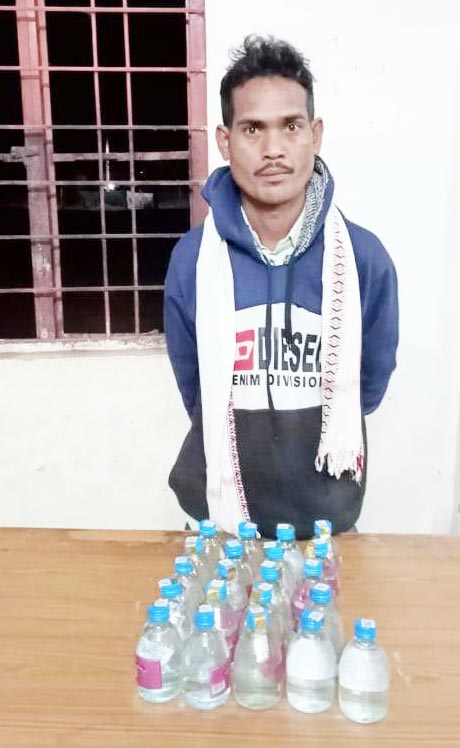 21 पौवा के साथ शराब तस्कर पकड़ाया 21 पौवा के साथ शराब तस्कर पकड़ाया