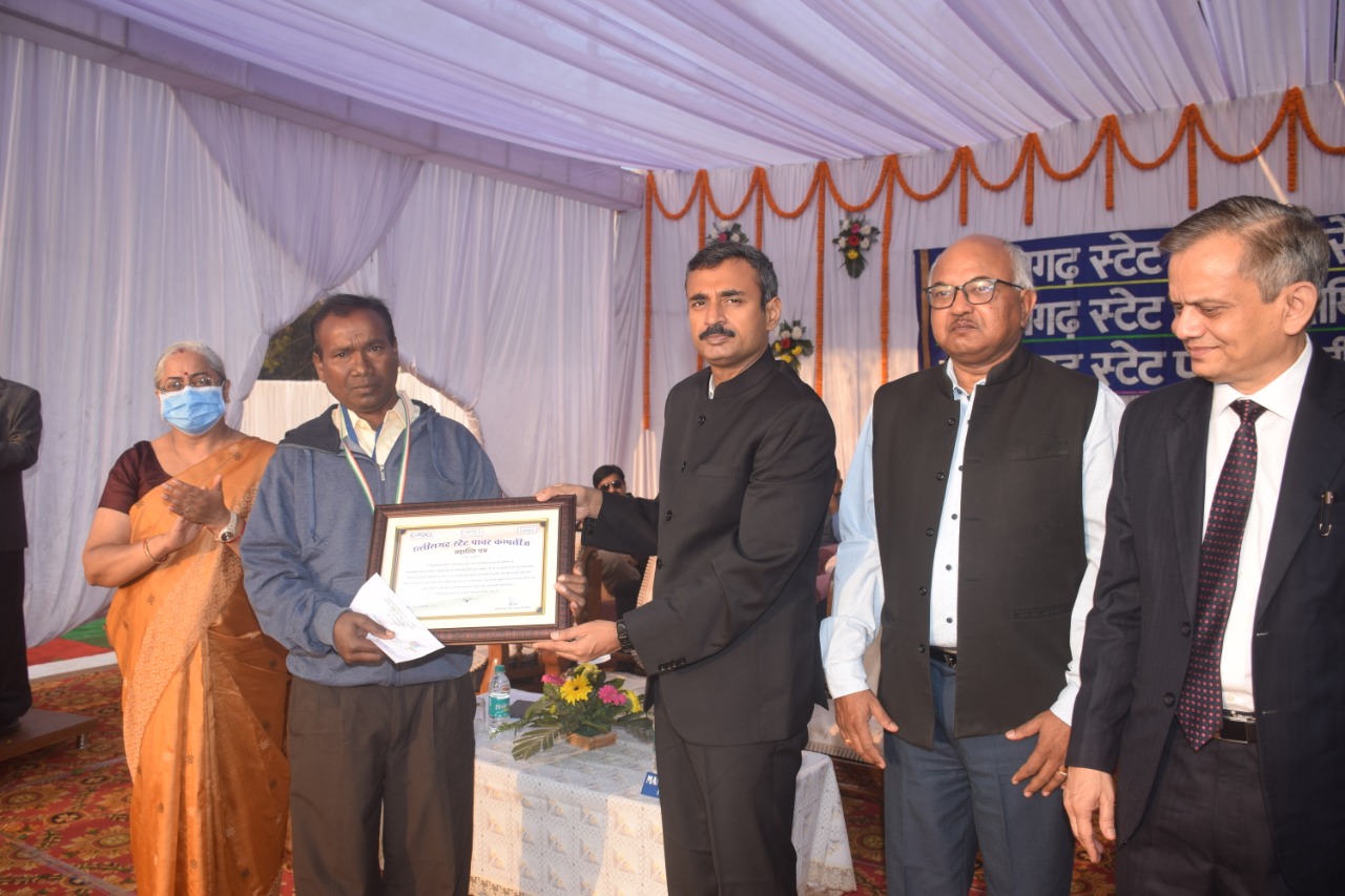 आंधी-बारिश में विद्युत व्यवस्था बहाल करने वाले कर्मियों को मिला उत्कृष्ट पदक