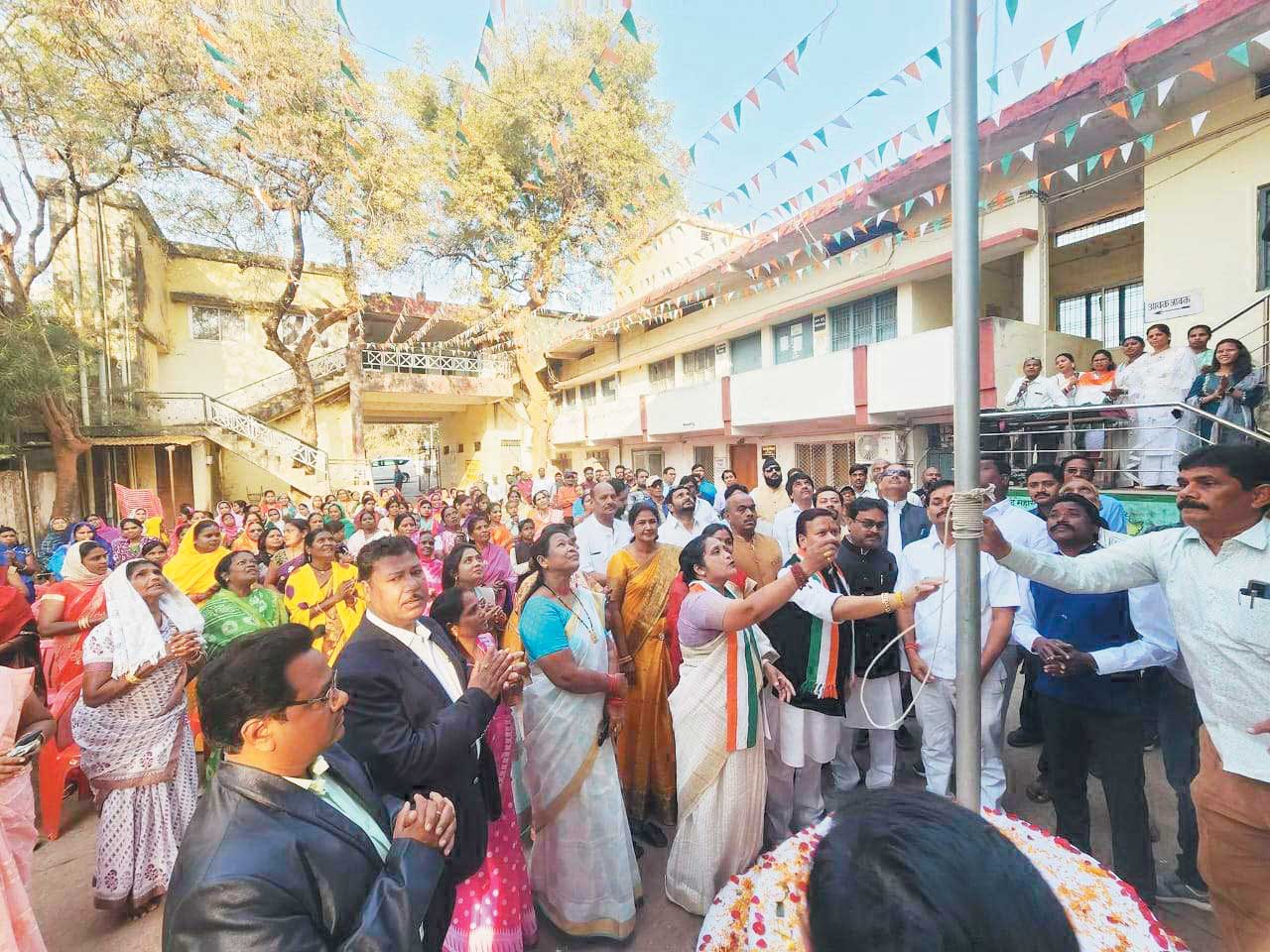 नपा में संसदीय सचिव ने किया ध्वजारोहण नपा में संसदीय सचिव ने किया ध्वजारोहण