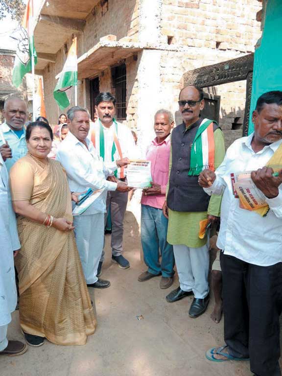 हाथ से हाथ जोड़ो पदयात्रा: ग्रामीणों को कांग्रेस सरकार की उपलब्धियां बताईं हाथ से हाथ जोड़ो पदयात्रा: ग्रामीणों को कांग्रेस सरकार की उपलब्धियां बताईं