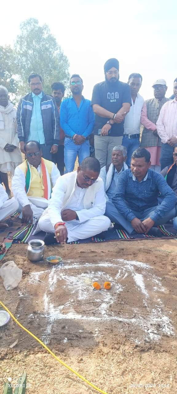 संसदीय सचिव पारसनाथ ने पुलिया निर्माण का किया भूमिपूजन 