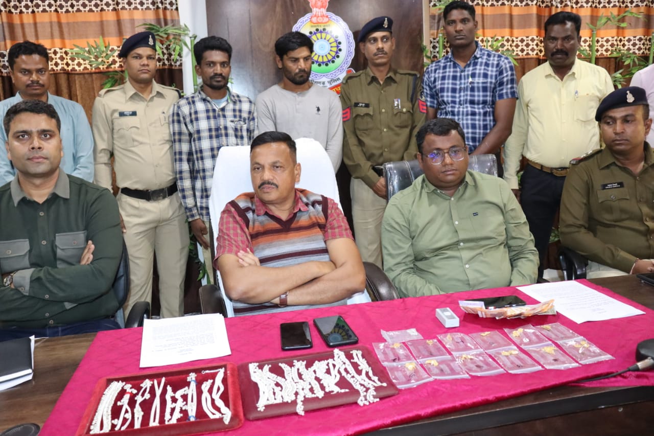 साढ़े 3 लाख के चोरी के आभूषण समेत दो हिरासत में साढ़े 3 लाख के चोरी के आभूषण समेत दो हिरासत में