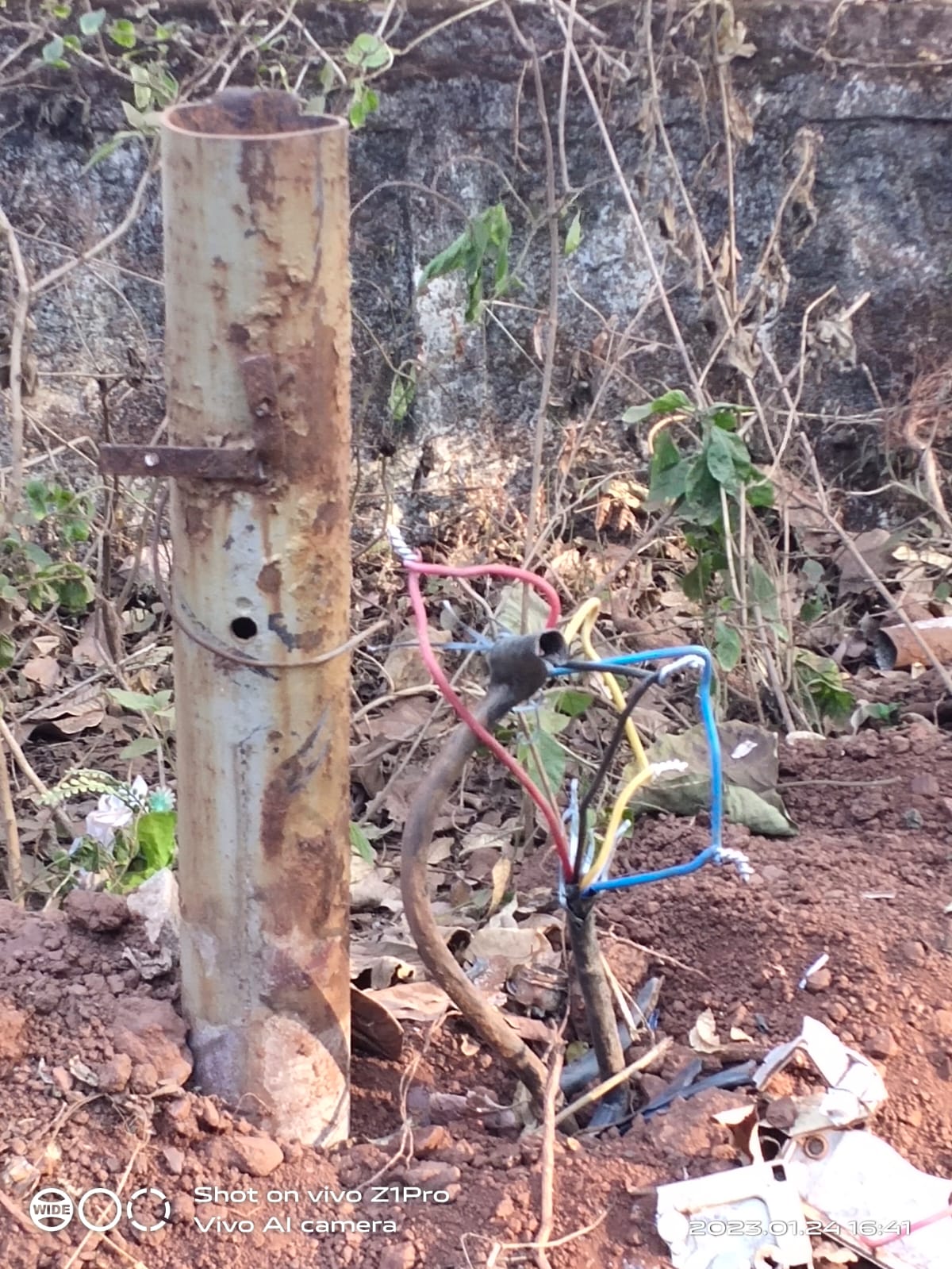 सडक़ किनारे संचार केबल डालने से सोलर केबल हो रहे क्षतिग्रस्त