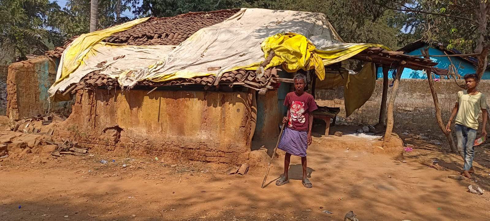 पंचायत प्रतिनिधियों की लापरवाही का खामियाजा भुगत रहा 65 वर्षीय बुजुर्ग, न रहने को है आवास न मिल रहा पेंशन