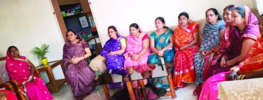 भाजी डबका खाते हुए महिलाओं ने सुनी मन की बात